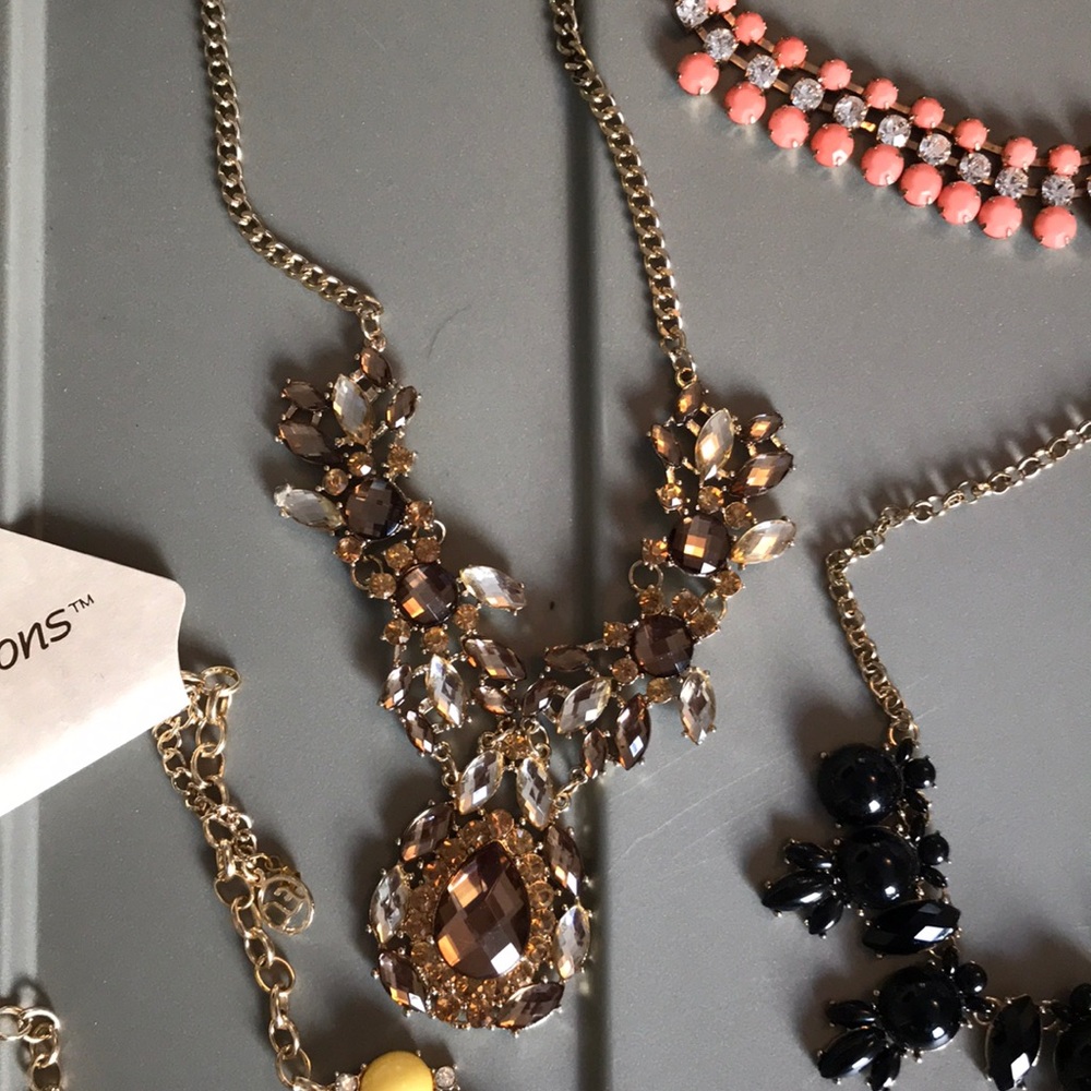 Assorted statement necklaces - Picture 3 of 7